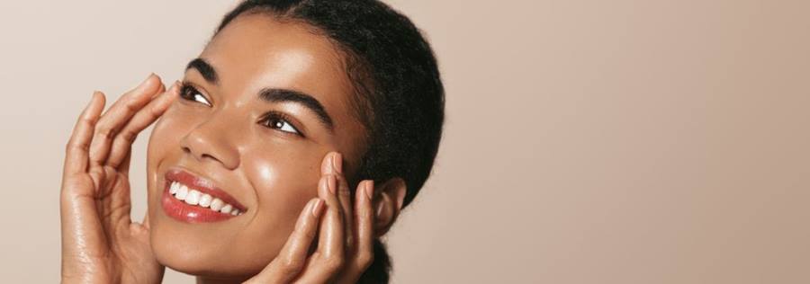 Jovem com a pele bonita ao manter os cuidados com a pele com os ingredientes certos